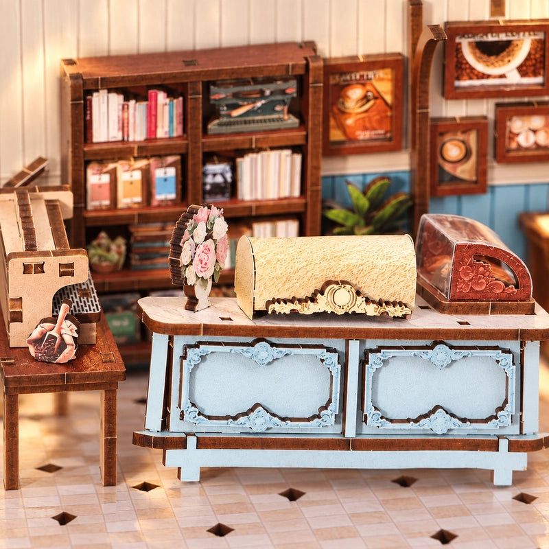 Le comptoir bleu à panneaux ornés rassemble les petits présentoirs. Derrière lui, les rayonnages et les images consacrées au café dessinent le cœur de la boutique.