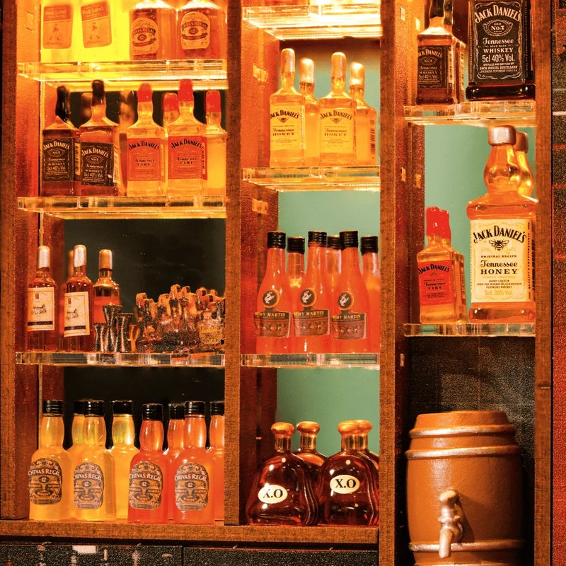 Les bouteilles miniatures alignées derrière le bar