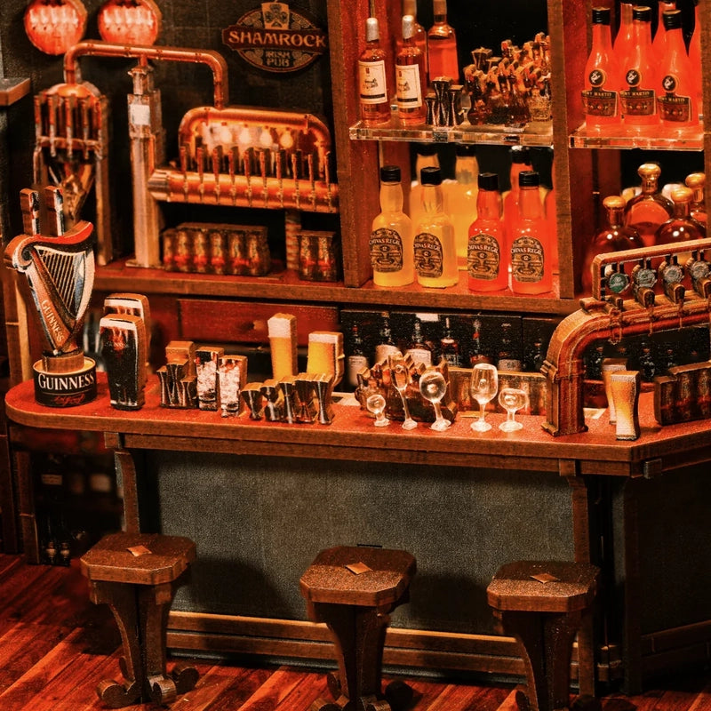 Le comptoir, ses verres et ses trois tabourets