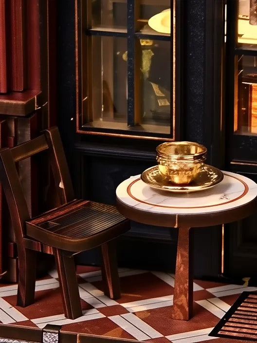 Table bistrot et tasse dorée