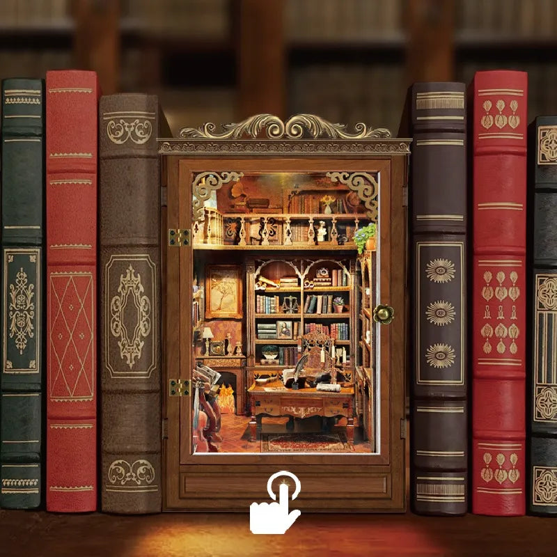 Maison Miniature - Time Book House, un kit créatif pour construire un diorama miniature. Parfait pour décorer une bibliothèque ou comme cadeau original pour un amoureux des livres. Par Nookette.