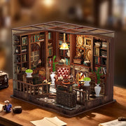 Maison Miniature - Left Bank Study, un kit créatif pour construire un diorama miniature. Parfait pour décorer une bibliothèque ou comme cadeau original pour un amoureux des livres. Par Nookette.