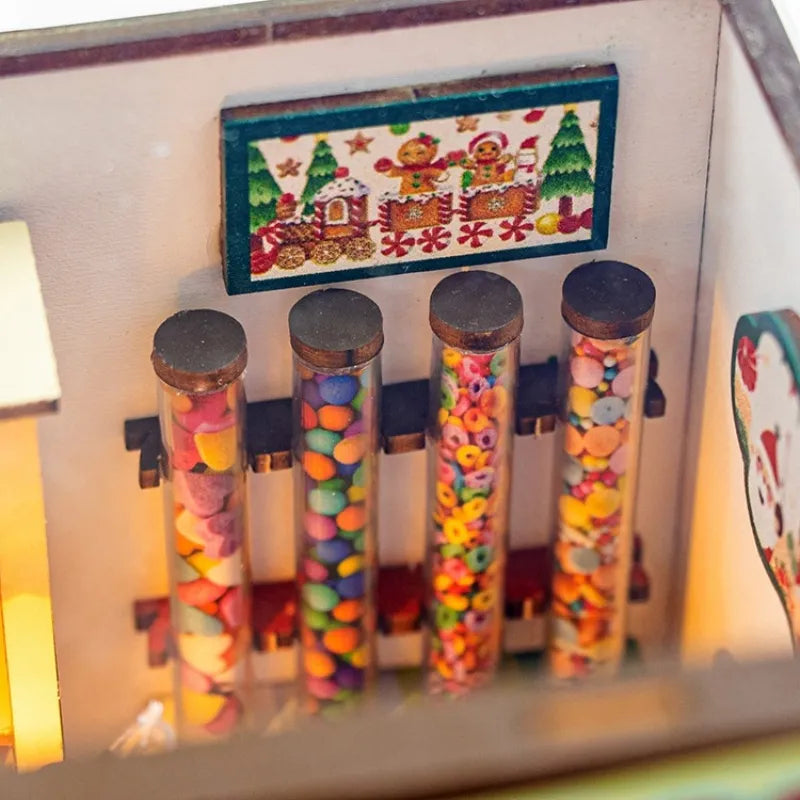 Maison Miniature - Candy House, un kit créatif pour construire un diorama miniature. Parfait pour décorer une bibliothèque ou comme cadeau original pour un amoureux des livres. Par Nookette.