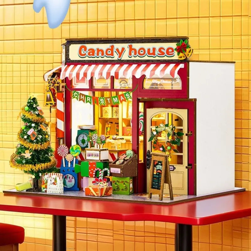 Maison Miniature - Candy House, un kit créatif pour construire un diorama miniature. Parfait pour décorer une bibliothèque ou comme cadeau original pour un amoureux des livres. Par Nookette.