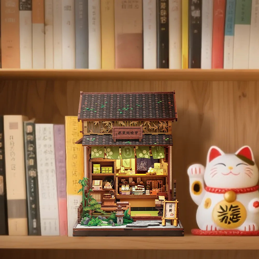Book Nook Japan - Kanmi-dokoro Kurihara, un kit créatif pour construire un diorama miniature. Parfait pour décorer une bibliothèque ou comme cadeau original pour un amoureux des livres. Par Nookette.