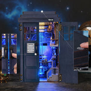Maison Miniature - Mysterious Blue Box, un kit créatif pour construire un diorama miniature. Parfait pour décorer une bibliothèque ou comme cadeau original pour un amoureux des livres. Par Nookette.