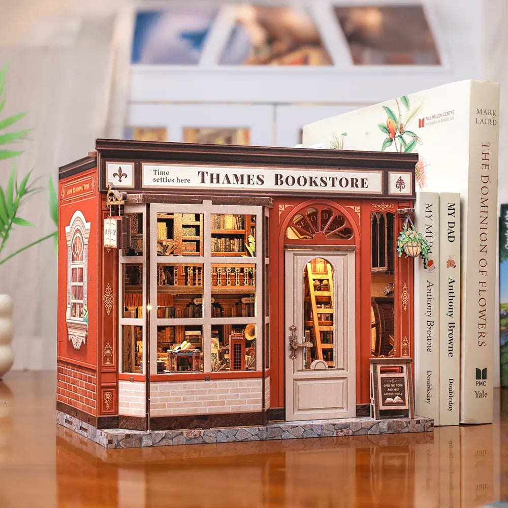 Maison Miniature - Thames Bookstore