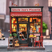 Maison Miniature - Uncle Joe's Pizzeria, un kit créatif pour construire un diorama miniature. Parfait pour décorer une bibliothèque ou comme cadeau original pour un amoureux des livres. Par Nookette.