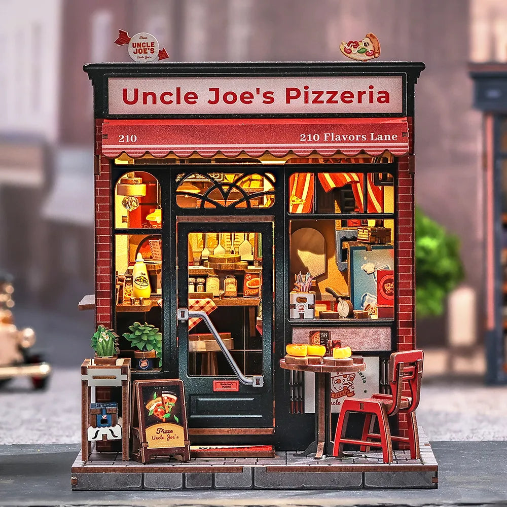 Maison Miniature - Uncle Joe's Pizzeria, un kit créatif pour construire un diorama miniature. Parfait pour décorer une bibliothèque ou comme cadeau original pour un amoureux des livres. Par Nookette.