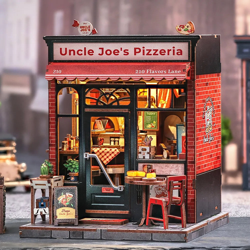 Maison Miniature - Uncle Joe's Pizzeria, un kit créatif pour construire un diorama miniature. Parfait pour décorer une bibliothèque ou comme cadeau original pour un amoureux des livres. Par Nookette.