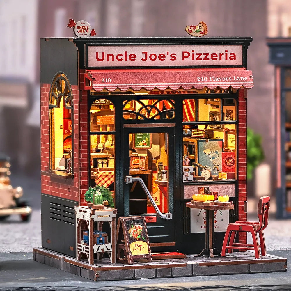 Maison Miniature - Uncle Joe's Pizzeria, un kit créatif pour construire un diorama miniature. Parfait pour décorer une bibliothèque ou comme cadeau original pour un amoureux des livres. Par Nookette.