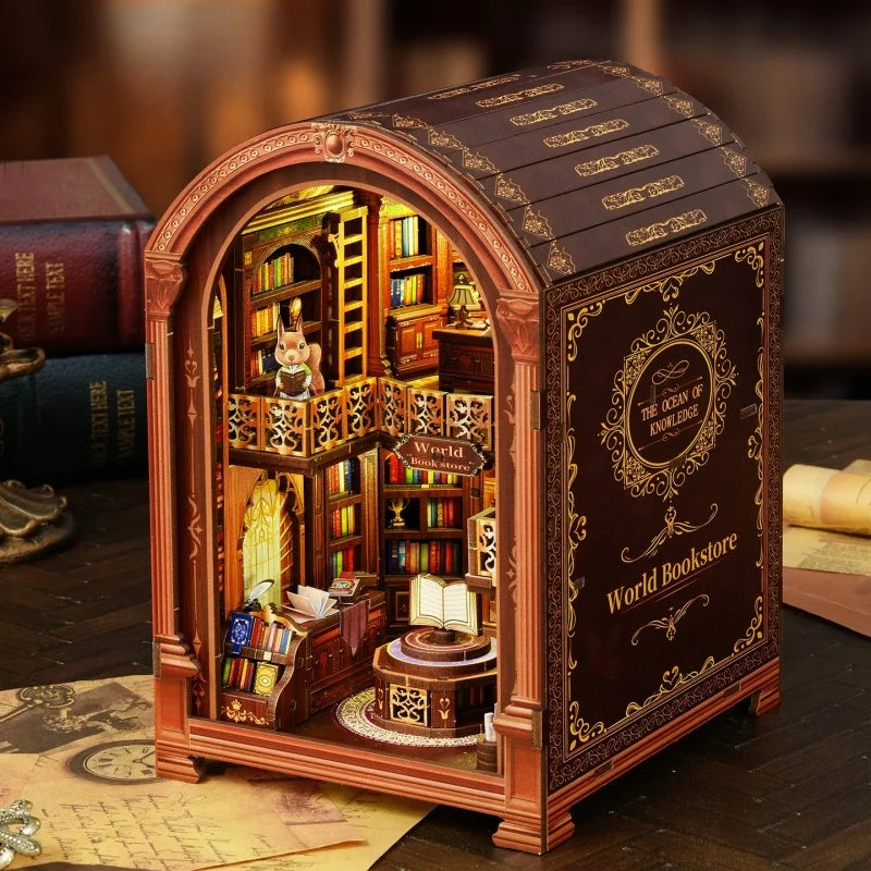 Maison Miniature - Wanguo Bookstore, un kit créatif pour construire un diorama miniature. Parfait pour décorer une bibliothèque ou comme cadeau original pour un amoureux des livres. Par Nookette.