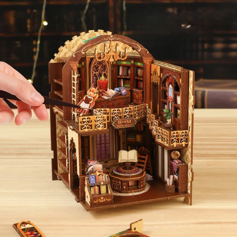 Maison Miniature - Wanguo Bookstore, un kit créatif pour construire un diorama miniature. Parfait pour décorer une bibliothèque ou comme cadeau original pour un amoureux des livres. Par Nookette.