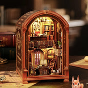 Maison Miniature - Wanguo Bookstore, un kit créatif pour construire un diorama miniature. Parfait pour décorer une bibliothèque ou comme cadeau original pour un amoureux des livres. Par Nookette.