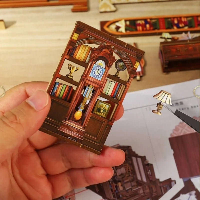 Maison Miniature - Wanguo Bookstore, un kit créatif pour construire un diorama miniature. Parfait pour décorer une bibliothèque ou comme cadeau original pour un amoureux des livres. Par Nookette.