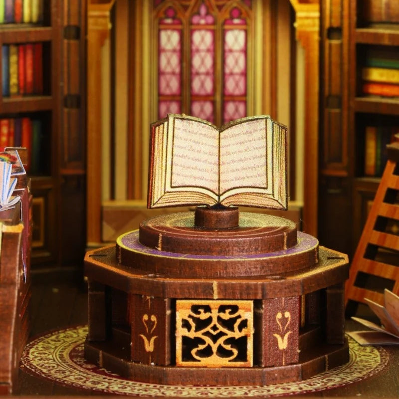 Maison Miniature - Wanguo Bookstore, un kit créatif pour construire un diorama miniature. Parfait pour décorer une bibliothèque ou comme cadeau original pour un amoureux des livres. Par Nookette.