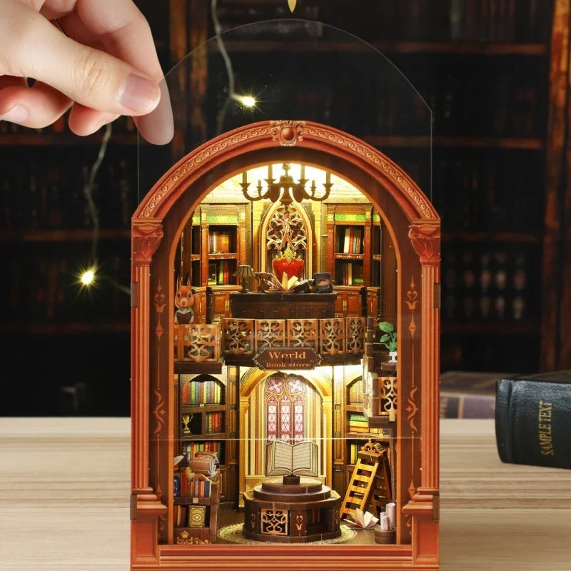 Maison Miniature - Wanguo Bookstore, un kit créatif pour construire un diorama miniature. Parfait pour décorer une bibliothèque ou comme cadeau original pour un amoureux des livres. Par Nookette.