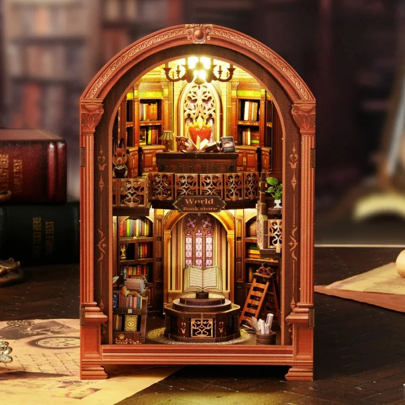 Maison Miniature - Wanguo Bookstore, un kit créatif pour construire un diorama miniature. Parfait pour décorer une bibliothèque ou comme cadeau original pour un amoureux des livres. Par Nookette.