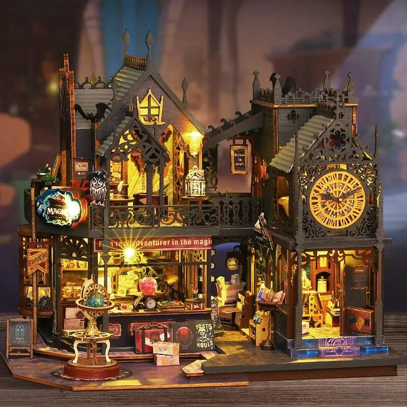 Maison Miniature - Holo Magic City, un kit créatif pour construire un diorama miniature. Parfait pour décorer une bibliothèque ou comme cadeau original pour un amoureux des livres. Par Nookette.