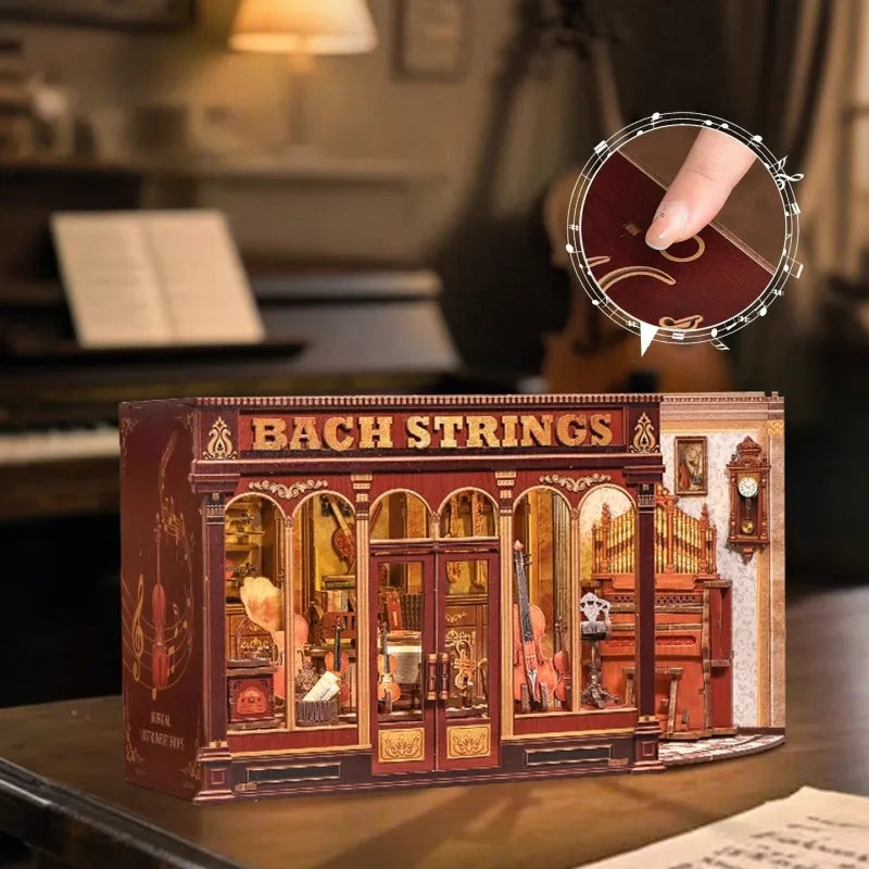 Maison Miniature - Bach Strings, un kit créatif pour construire un diorama miniature. Parfait pour décorer une bibliothèque ou comme cadeau original pour un amoureux des livres. Par Nookette.