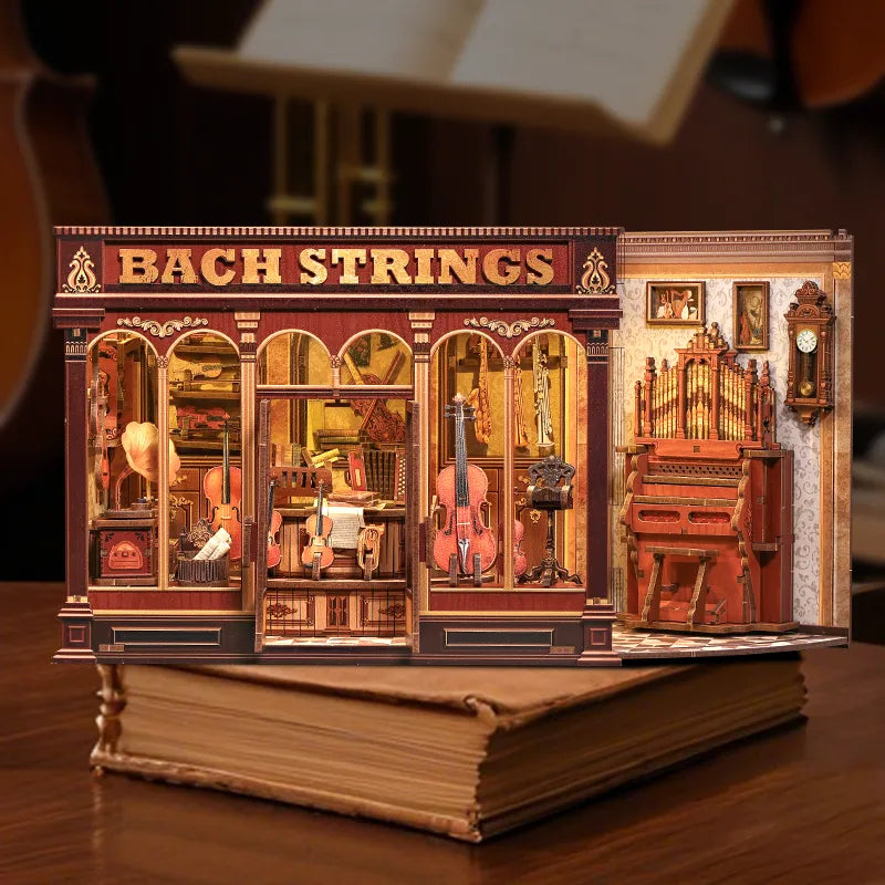 Maison Miniature - Bach Strings, un kit créatif pour construire un diorama miniature. Parfait pour décorer une bibliothèque ou comme cadeau original pour un amoureux des livres. Par Nookette.