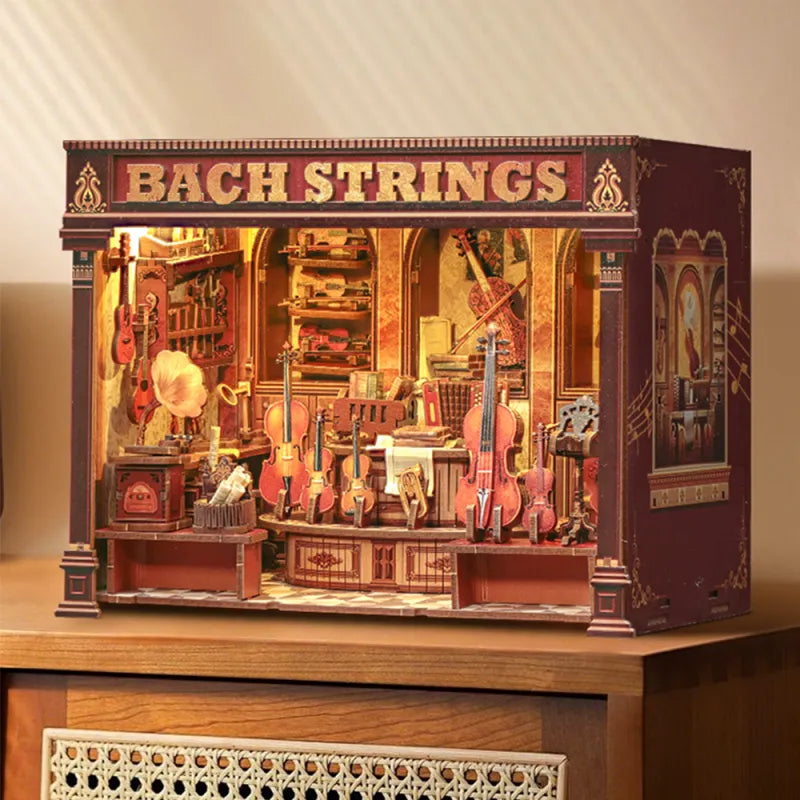 Maison Miniature - Bach Strings, un kit créatif pour construire un diorama miniature. Parfait pour décorer une bibliothèque ou comme cadeau original pour un amoureux des livres. Par Nookette.