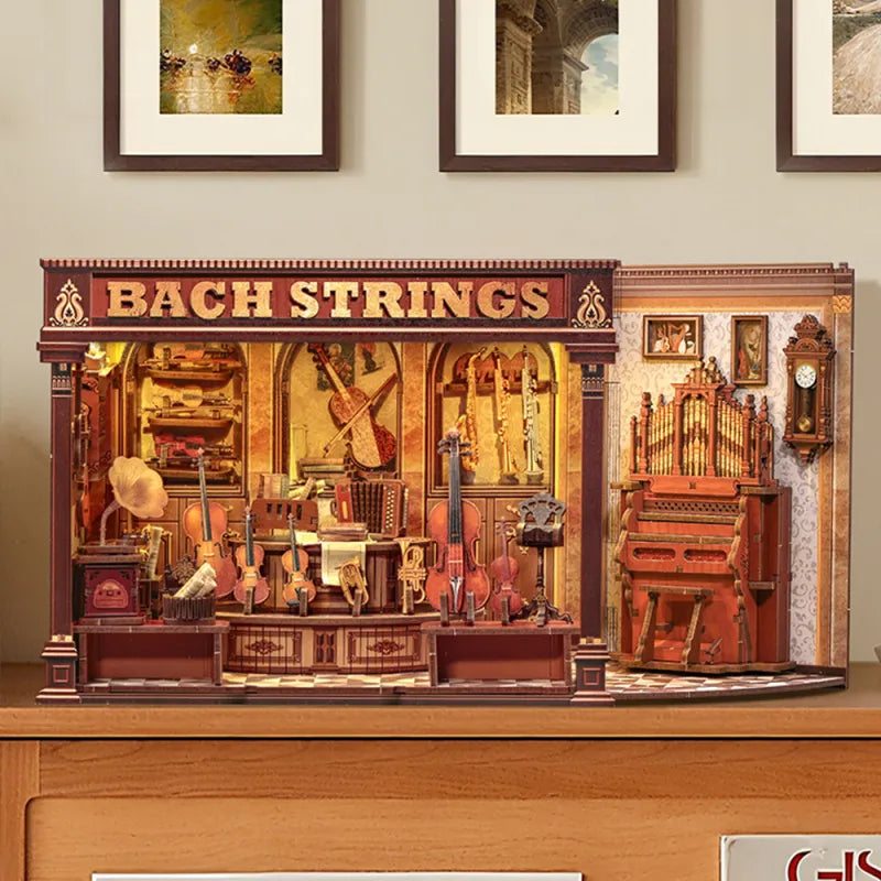 Maison Miniature - Bach Strings, un kit créatif pour construire un diorama miniature. Parfait pour décorer une bibliothèque ou comme cadeau original pour un amoureux des livres. Par Nookette.