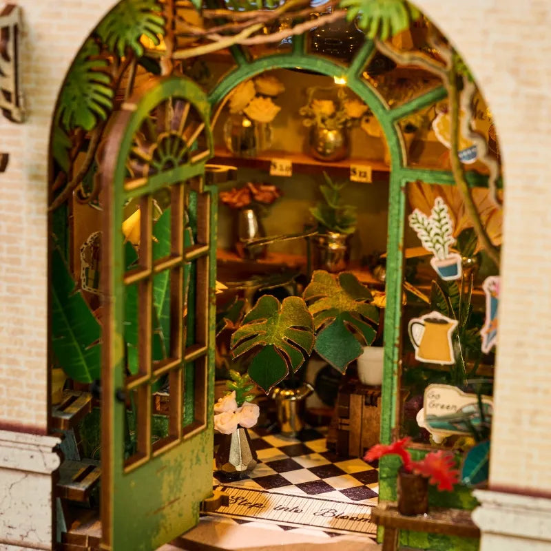 Maison Miniature - Blossomary Atelier, un kit créatif pour construire un diorama miniature. Parfait pour décorer une bibliothèque ou comme cadeau original pour un amoureux des livres. Par Nookette.