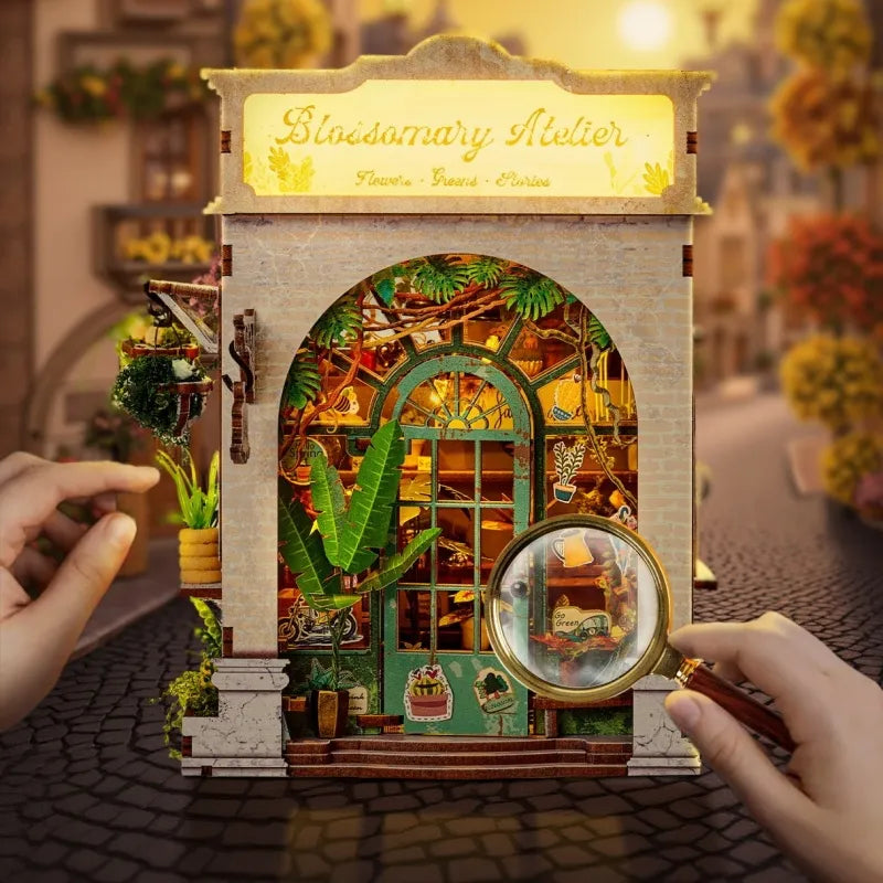 Maison Miniature - Blossomary Atelier, un kit créatif pour construire un diorama miniature. Parfait pour décorer une bibliothèque ou comme cadeau original pour un amoureux des livres. Par Nookette.