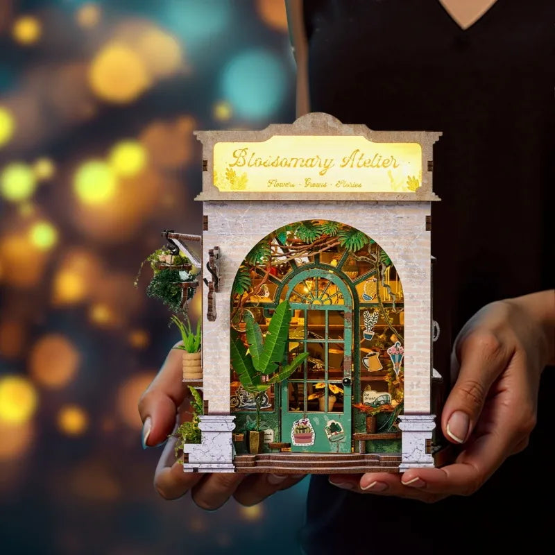 Maison Miniature - Blossomary Atelier, un kit créatif pour construire un diorama miniature. Parfait pour décorer une bibliothèque ou comme cadeau original pour un amoureux des livres. Par Nookette.