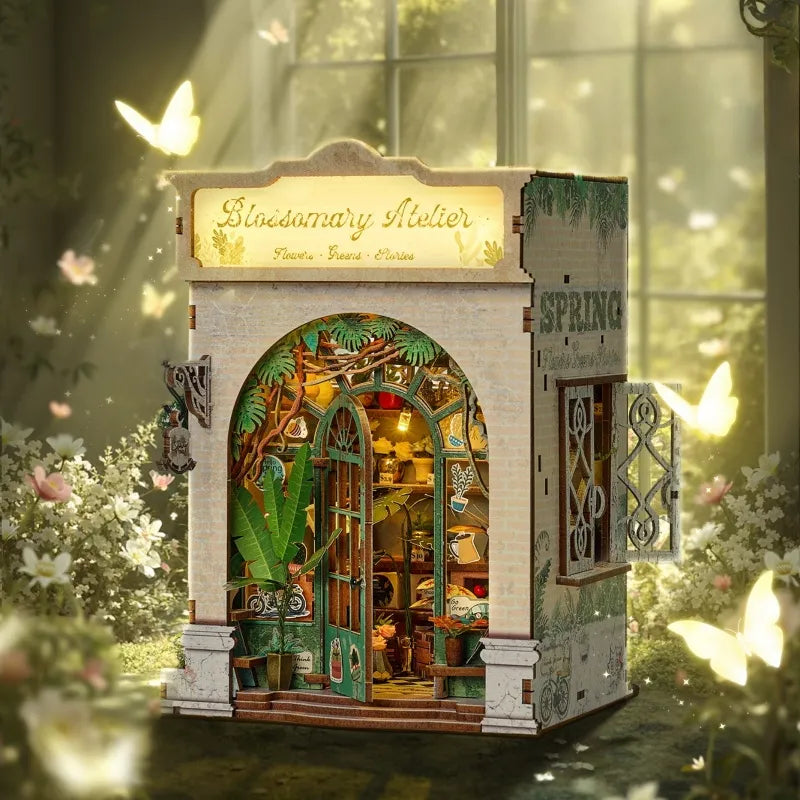 Maison Miniature - Blossomary Atelier, un kit créatif pour construire un diorama miniature. Parfait pour décorer une bibliothèque ou comme cadeau original pour un amoureux des livres. Par Nookette.
