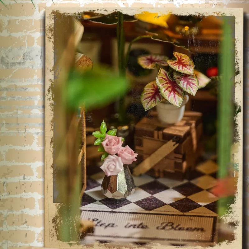 Maison Miniature - Blossomary Atelier, un kit créatif pour construire un diorama miniature. Parfait pour décorer une bibliothèque ou comme cadeau original pour un amoureux des livres. Par Nookette.