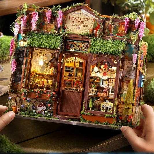 Maison Miniature - Dollhouse Shop, un kit créatif pour construire un diorama miniature. Parfait pour décorer une bibliothèque ou comme cadeau original pour un amoureux des livres. Par Nookette.