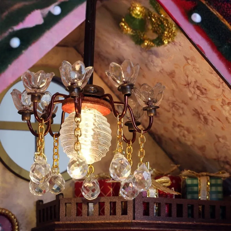 Maison Miniature - Warm Christmas Lodge, un kit créatif pour construire un diorama miniature. Parfait pour décorer une bibliothèque ou comme cadeau original pour un amoureux des livres. Par Nookette.