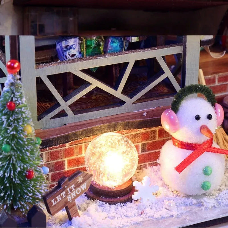 Maison Miniature - Warm Christmas Lodge, un kit créatif pour construire un diorama miniature. Parfait pour décorer une bibliothèque ou comme cadeau original pour un amoureux des livres. Par Nookette.