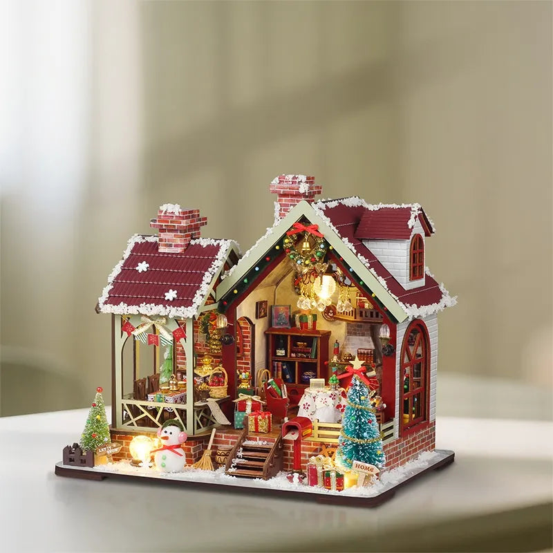 Maison Miniature - Warm Christmas Lodge, un kit créatif pour construire un diorama miniature. Parfait pour décorer une bibliothèque ou comme cadeau original pour un amoureux des livres. Par Nookette.