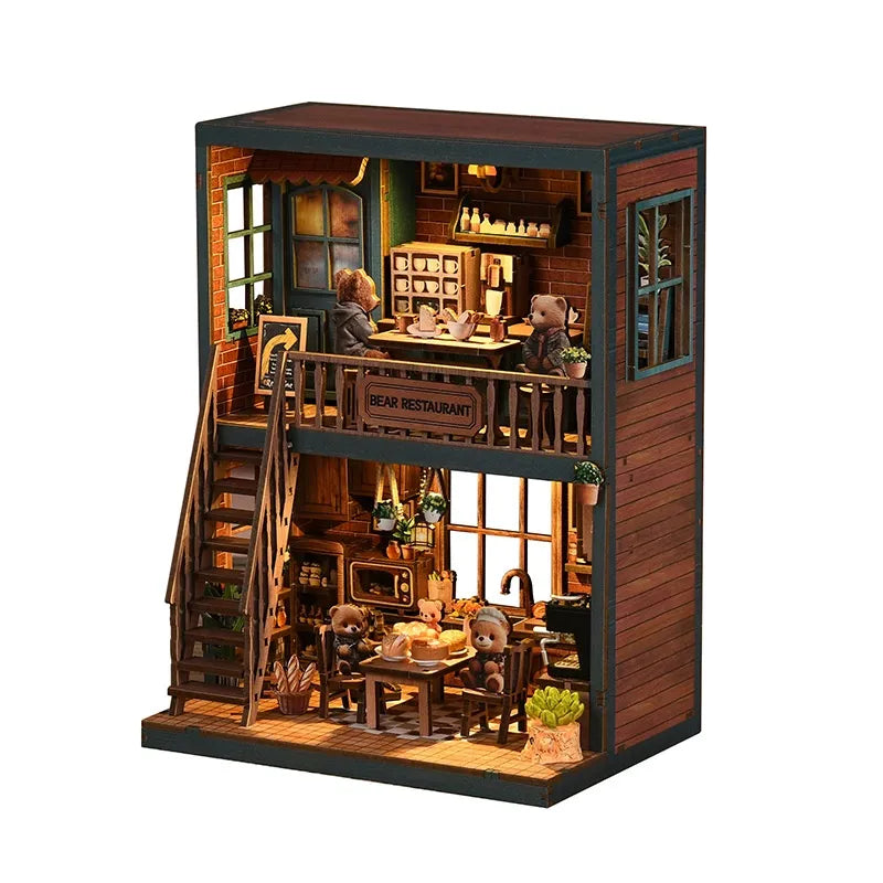 Maison Miniature - Bear Restaurant, un kit créatif pour construire un diorama miniature. Parfait pour décorer une bibliothèque ou comme cadeau original pour un amoureux des livres. Par Nookette.