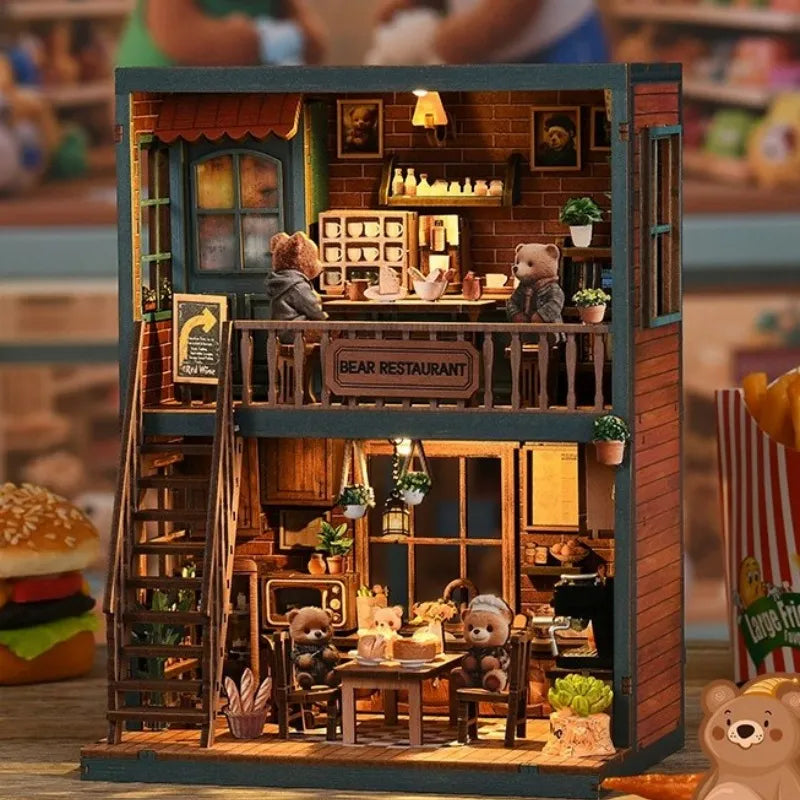 Maison Miniature - Bear Restaurant, un kit créatif pour construire un diorama miniature. Parfait pour décorer une bibliothèque ou comme cadeau original pour un amoureux des livres. Par Nookette.