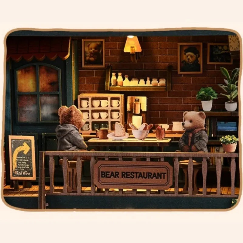 Maison Miniature - Bear Restaurant, un kit créatif pour construire un diorama miniature. Parfait pour décorer une bibliothèque ou comme cadeau original pour un amoureux des livres. Par Nookette.