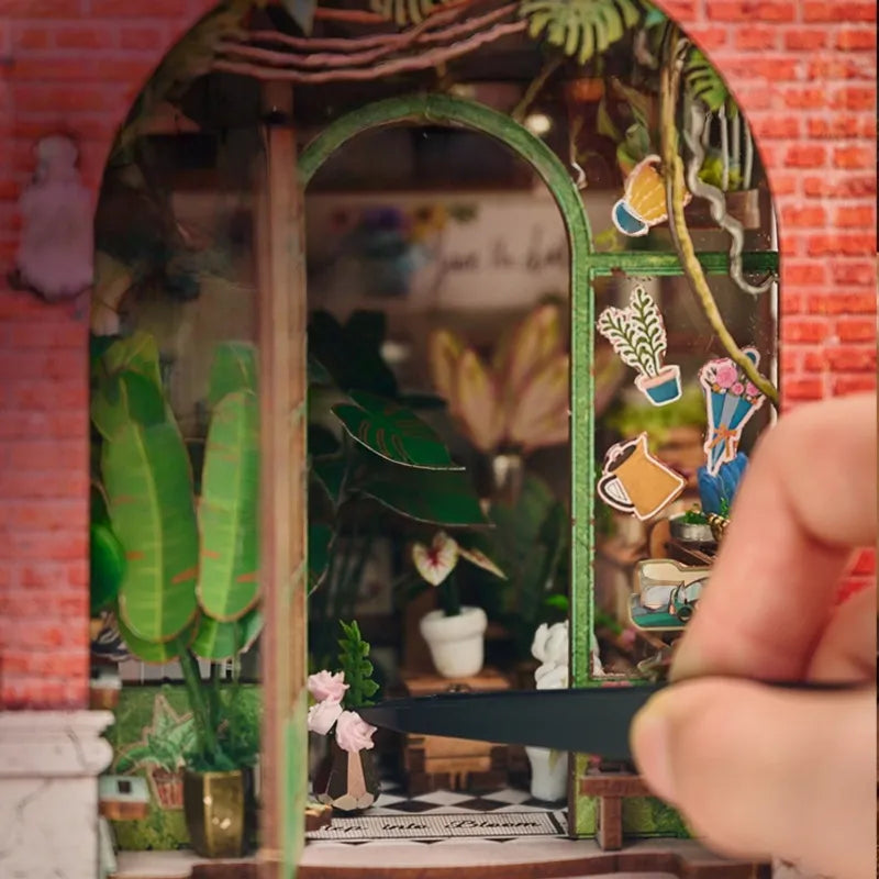 Gros plan du Miniature House - Blossomary Atelier avec des détails riches et impressionnants