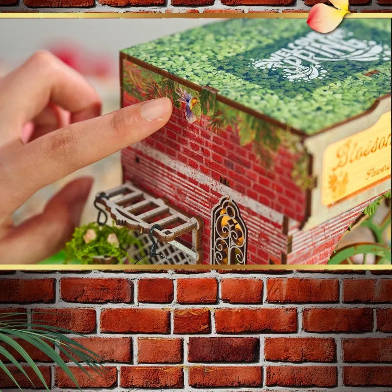 Gros plan du Miniature House - Blossomary Atelier avec des détails riches et impressionnants