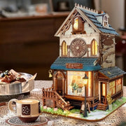 Maison Miniature - Cuckoo House, un kit créatif pour construire un diorama miniature. Parfait pour décorer une bibliothèque ou comme cadeau original pour un amoureux des livres. Par Nookette.