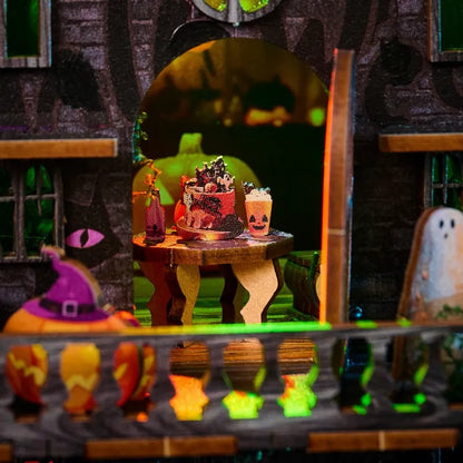 Maison Miniature - Halloween Night, un kit créatif pour construire un diorama miniature. Parfait pour décorer une bibliothèque ou comme cadeau original pour un amoureux des livres. Par Nookette.