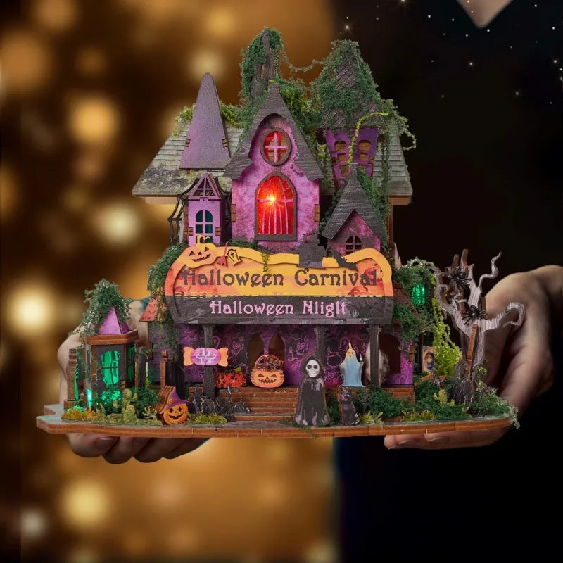 Maison Miniature - Halloween Night, un kit créatif pour construire un diorama miniature. Parfait pour décorer une bibliothèque ou comme cadeau original pour un amoureux des livres. Par Nookette.