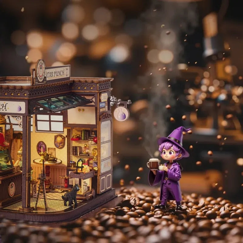 Maison Miniature - Magic Coffee Shop, un kit créatif pour construire un diorama miniature. Parfait pour décorer une bibliothèque ou comme cadeau original pour un amoureux des livres. Par Nookette.