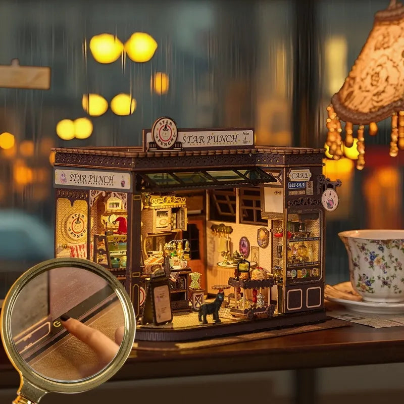 Maison Miniature - Magic Coffee Shop, un kit créatif pour construire un diorama miniature. Parfait pour décorer une bibliothèque ou comme cadeau original pour un amoureux des livres. Par Nookette.