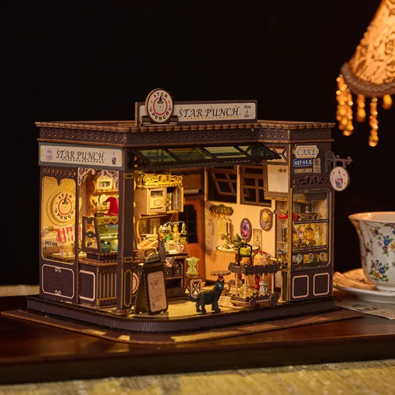 Maison Miniature - Magic Coffee Shop, un kit créatif pour construire un diorama miniature. Parfait pour décorer une bibliothèque ou comme cadeau original pour un amoureux des livres. Par Nookette.