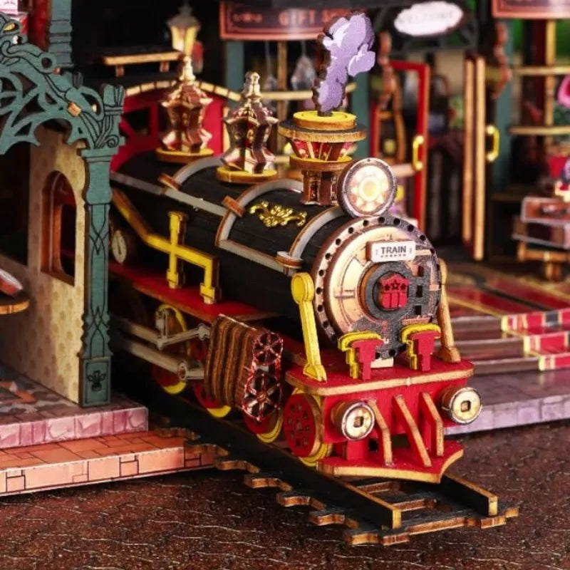 Maison Miniature - Rail Track Secluded City, un kit créatif pour construire un diorama miniature. Parfait pour décorer une bibliothèque ou comme cadeau original pour un amoureux des livres. Par Nookette.