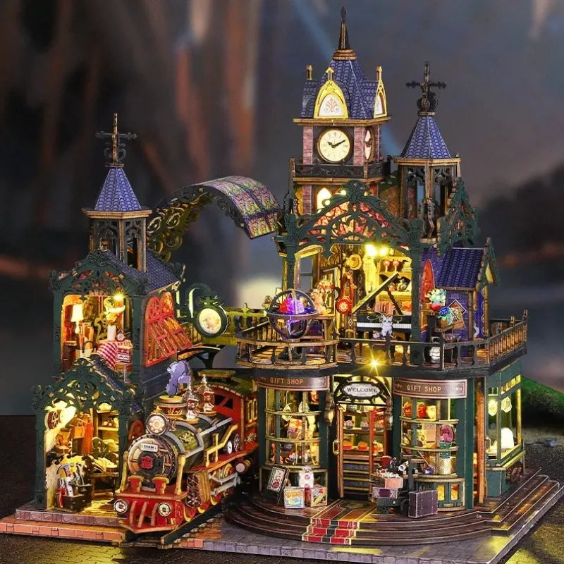 Maison Miniature - Rail Track Secluded City, un kit créatif pour construire un diorama miniature. Parfait pour décorer une bibliothèque ou comme cadeau original pour un amoureux des livres. Par Nookette.