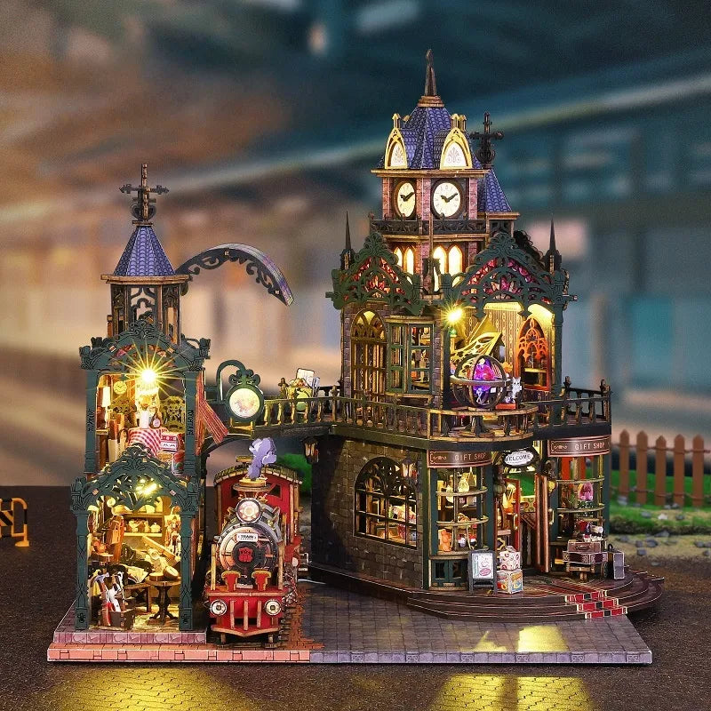 Maison Miniature - Rail Track Secluded City, un kit créatif pour construire un diorama miniature. Parfait pour décorer une bibliothèque ou comme cadeau original pour un amoureux des livres. Par Nookette.